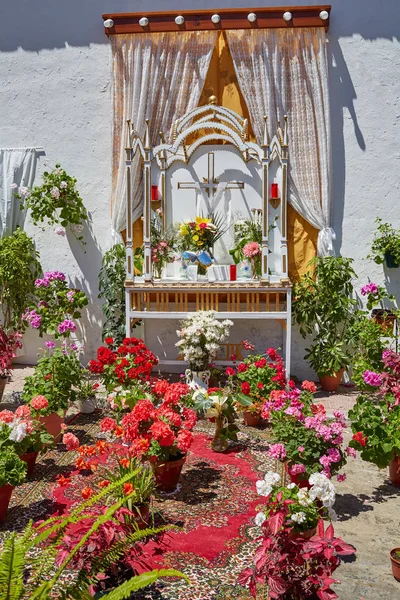 Monesterio ołtarzu religijnych kwiaty przez via de la Plata — Zdjęcie stockowe