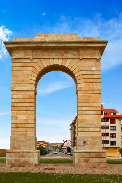 Zamora Puerta del Pescado fish door in Spain — 스톡 사진