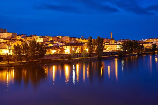 Zamora Panorama při západu slunce řekou Duero, Španělsko — Stock fotografie