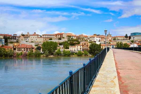 Zamora Puente de Piedra stone bridge on Duero — Stockfoto