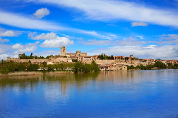 Skyline di Zamora dal fiume Duero di Spagna — Foto Stock