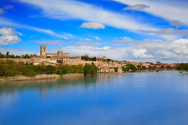 Skyline di Zamora dal fiume Duero di Spagna — Foto Stock