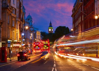 Trafalgar Meydanı'na trafikten Londra Big Ben