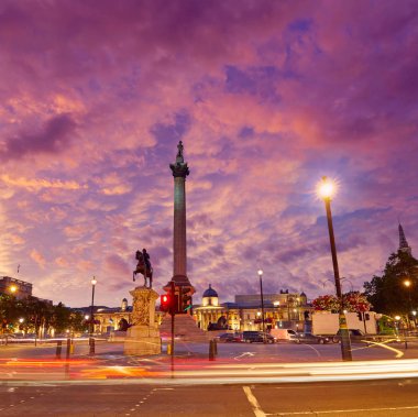 Londra Trafalgar Meydanı'na günbatımı Nelson sütunu