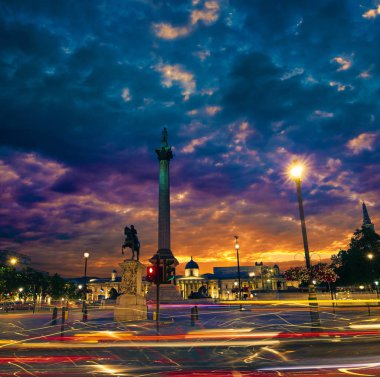 Londra Trafalgar Meydanı'na günbatımı Nelson sütunu