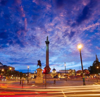 Londra Trafalgar Meydanı'na günbatımı Nelson sütunu