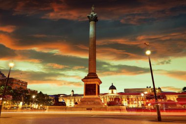 Londra Trafalgar Meydanı'na günbatımı Nelson sütunu