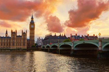 Big Ben saat kulesi Londra'da Thames Nehri