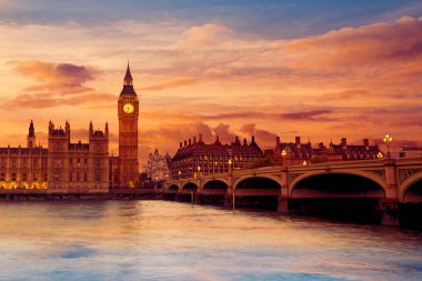 Big Ben saat kulesi Londra'da Thames Nehri