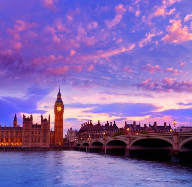 Big Ben saat kulesi Londra'da Thames Nehri