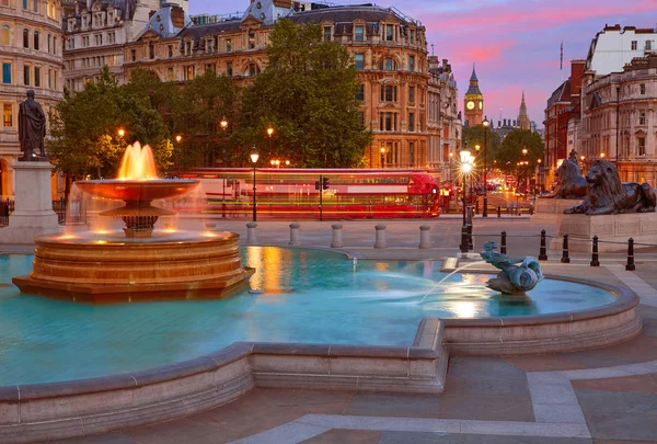 Londen Trafalgar Square fontein bij zonsondergang — Stockfoto