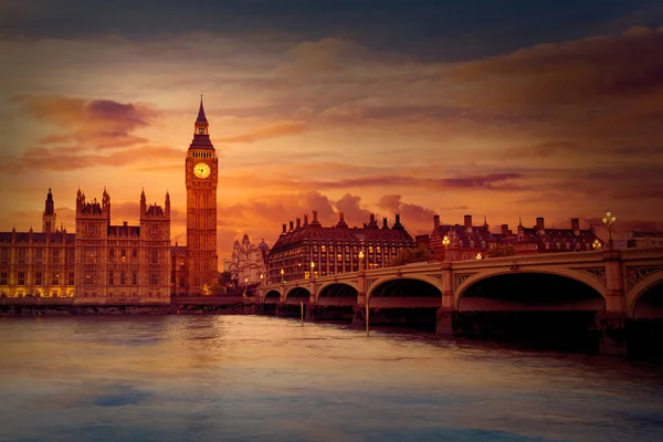 Μεγάλο ρολόι για Μπεν Πύργος Λονδίνου στο ποταμό Τάμεση — Φωτογραφία Αρχείου