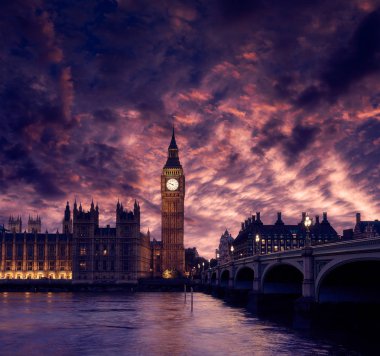 Big Ben saat kulesi Londra'da Thames Nehri