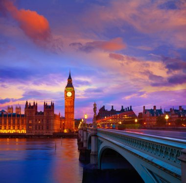 Big Ben saat kulesi Londra'da Thames Nehri