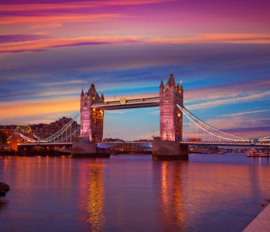 London Tower Bridge günbatımı Thames Nehri üzerinde