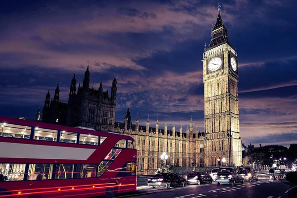 Torre del reloj Big Ben con autobús de Londres — Foto de Stock