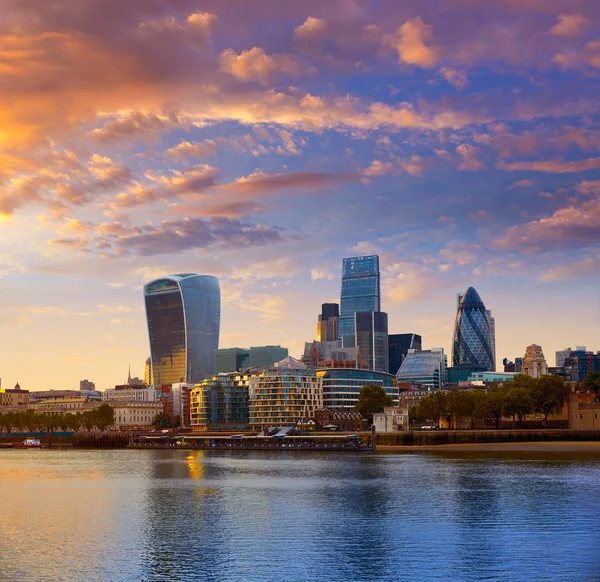 Londres distrito financeiro horizonte pôr do sol — Fotografia de Stock