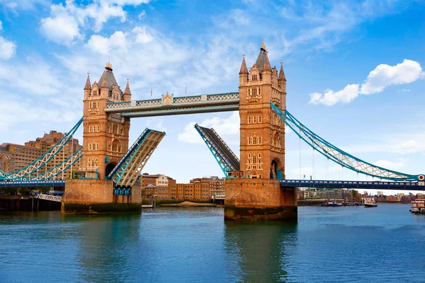 Londra Kule Köprüsü Thames Nehri üzerinde — Stok fotoğraf