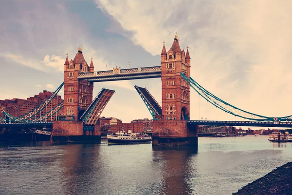 Londra Kule Köprüsü Thames Nehri üzerinde — Stok fotoğraf