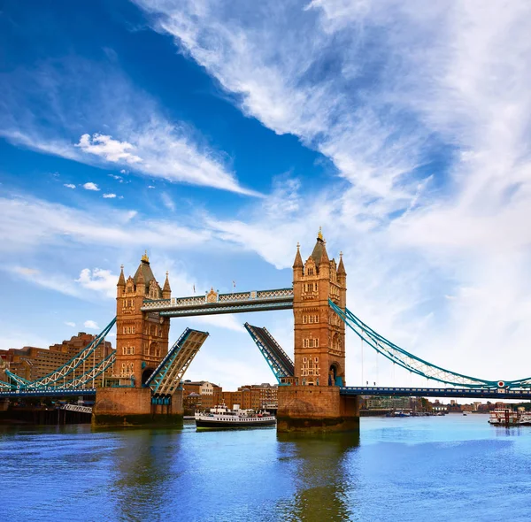 Londra Kule Köprüsü Thames Nehri üzerinde — Stok fotoğraf