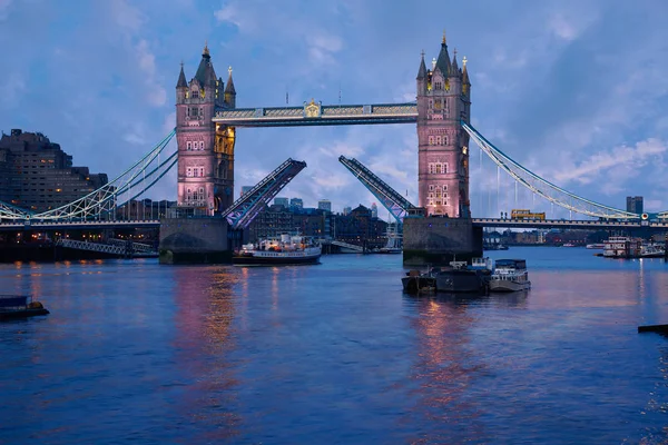 Západ slunce London Tower Bridge na řece Temži — Stock fotografie