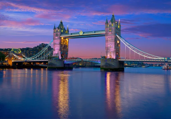 London Tower Bridge günbatımı Thames Nehri üzerinde — Stok fotoğraf