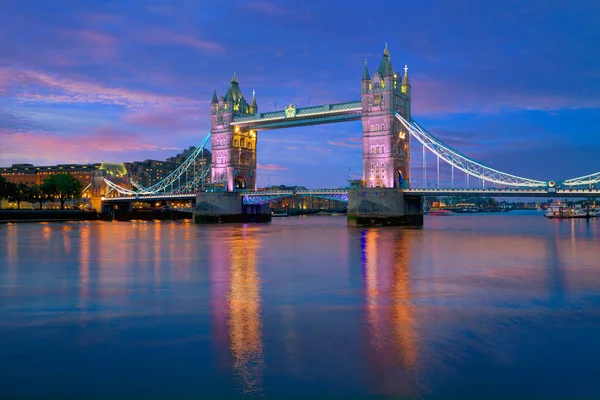 Lontoon Tower Bridge auringonlasku Thamesin joella — kuvapankkivalokuva