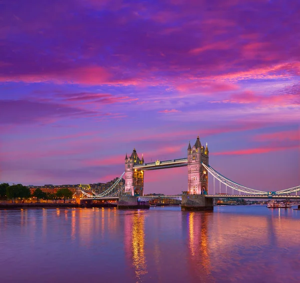 London Tower Bridge zonsondergang op de Theems — Stockfoto