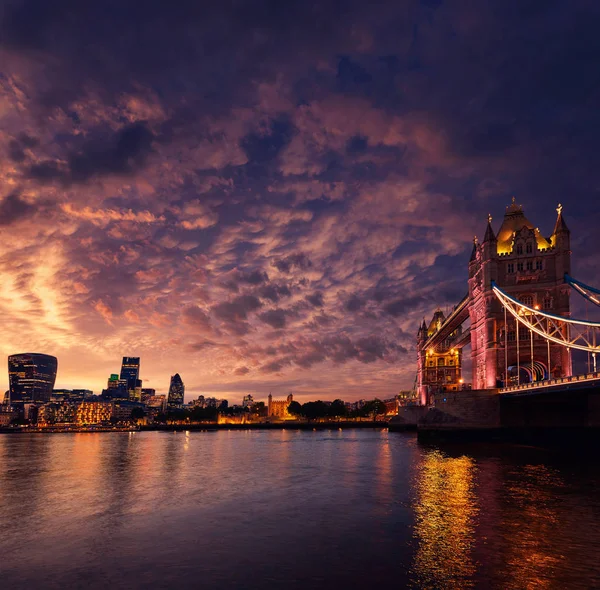 Puente de la Torre de Londres puesta de sol en el río Támesis — Foto de Stock