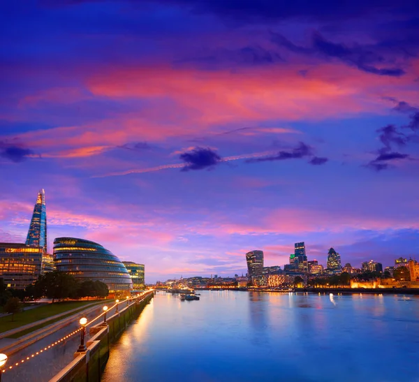 City Hall van de skyline van Londen de zonsondergang en financiële — Stockfoto