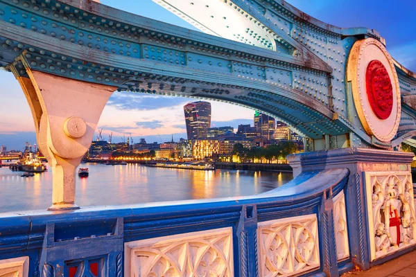 London Tower Bridge günbatımı Thames Nehri üzerinde — Stok fotoğraf