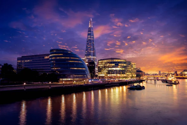 Londen skyline stadhuis zonsondergang en Scherf — Stockfoto