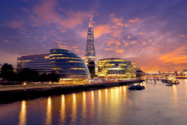 Londen skyline stadhuis zonsondergang en Scherf — Stockfoto
