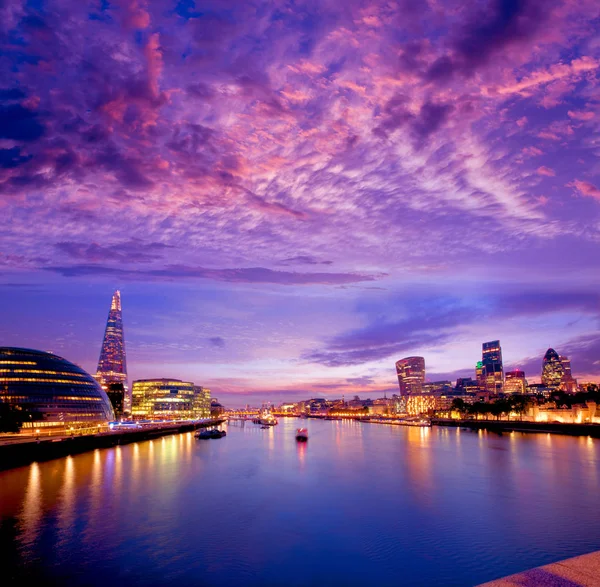 City Hall van de skyline van Londen de zonsondergang en financiële — Stockfoto