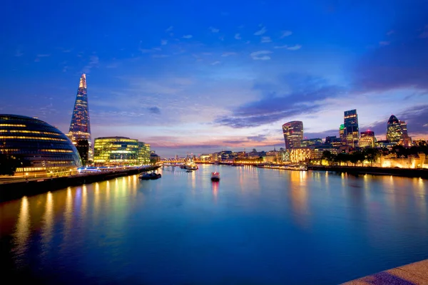 City Hall van de skyline van Londen de zonsondergang en financiële — Stockfoto