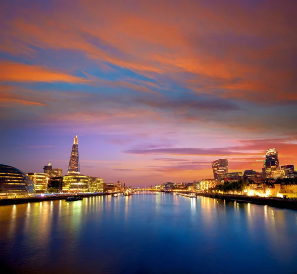 City Hall van de skyline van Londen de zonsondergang en financiële — Stockfoto