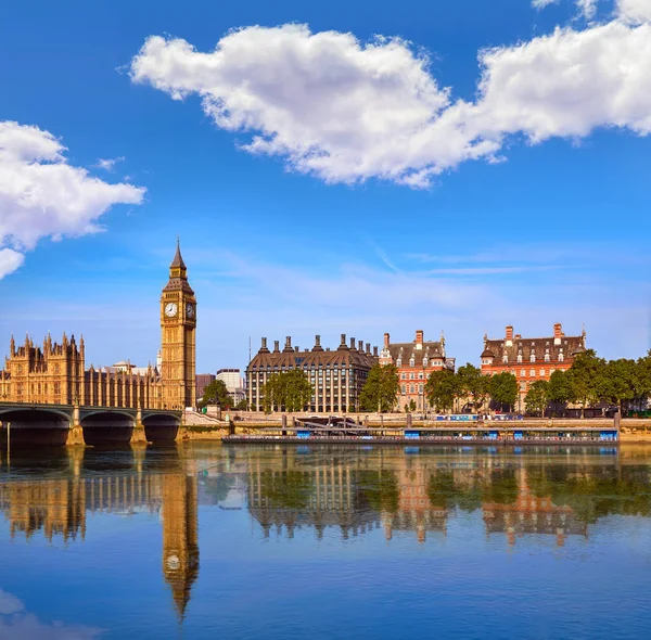 Torre del Reloj Big Ben y el río Támesis Londres —  Fotos de Stock