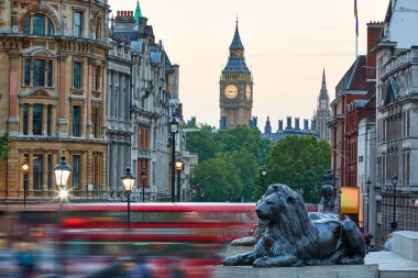 Londra Trafalgar Meydanı aslan ve Big Ben