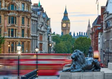 Londra Trafalgar Meydanı aslan ve Big Ben
