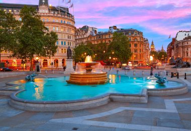 Gün batımında Londra Trafalgar Meydanı Çeşmesi