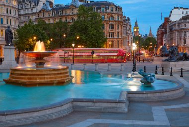 Gün batımında Londra Trafalgar Meydanı Çeşmesi