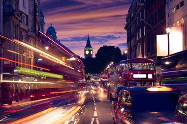 Trafalgar Meydanı'na trafikten Londra Big Ben