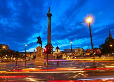 Londra Trafalgar Meydanı'na günbatımı Nelson sütunu