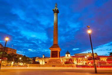 Londra Trafalgar Meydanı'na günbatımı Nelson sütunu