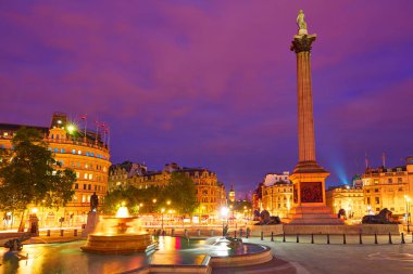 Londra Trafalgar Meydanı'na günbatımı Nelson sütunu