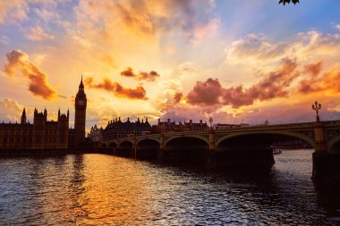 Big Ben saat kulesi Londra'da Thames Nehri