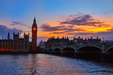 Big Ben saat kulesi Londra'da Thames Nehri