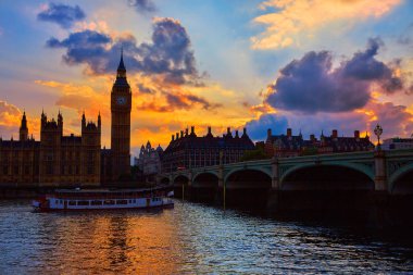 Big Ben saat kulesi Londra'da Thames Nehri