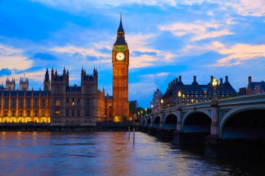 Big Ben saat kulesi Londra'da Thames Nehri