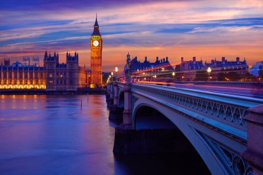 Big Ben saat kulesi Londra'da Thames Nehri